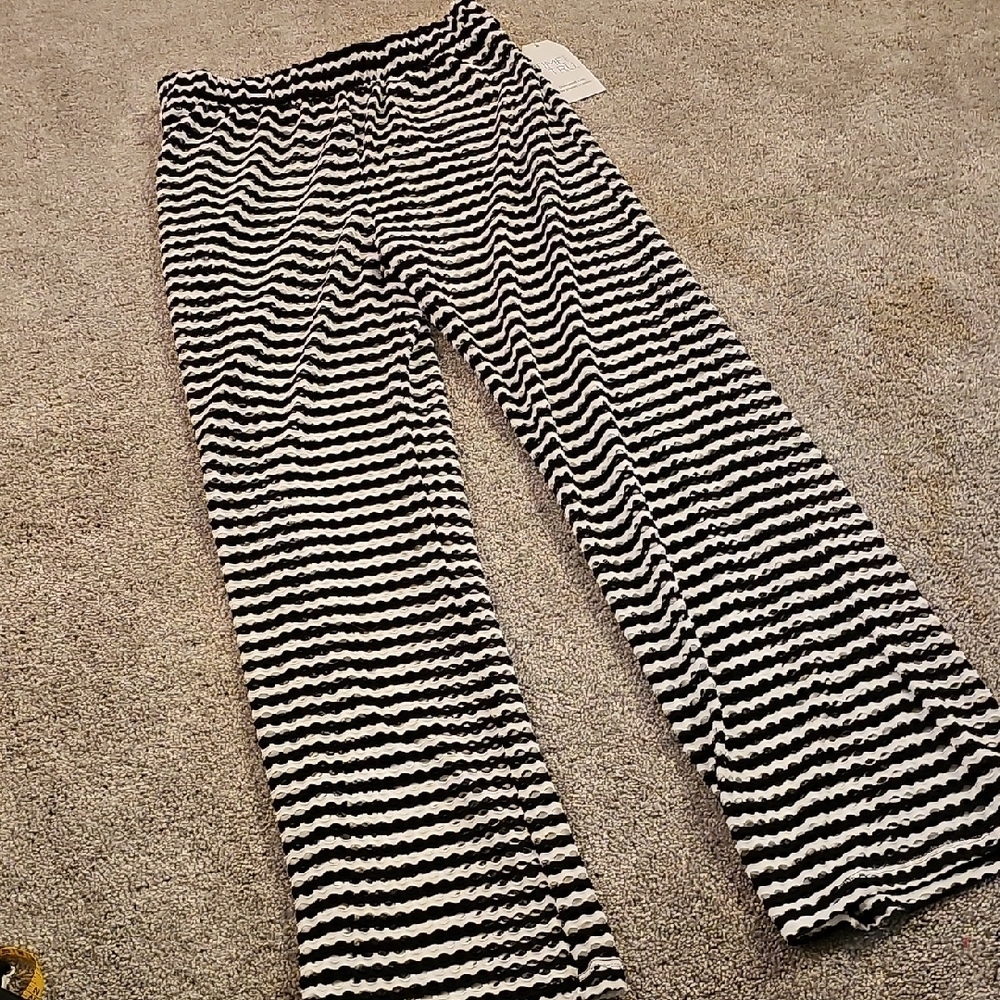 H5🔹️Time and Tru Black and White Wave Pattern Coverup Pants